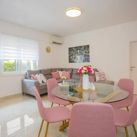 Spacious Luxury In Vibrass سبليت