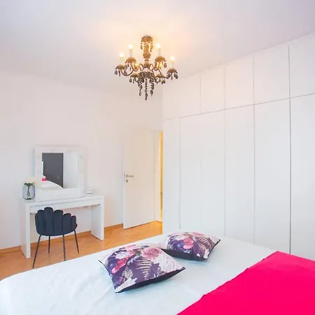 Spacious Luxury In Vibrass فيلة