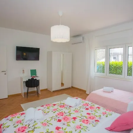 Spacious Luxury In Vibrass فيلة *