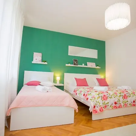 Spacious Luxury In Vibrass فيلة *